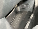 HDMI端子に専用ケーブルを差し込むとナビで動画を楽しめます★
