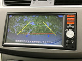 車両後方の映像にガイド線が表示され、駐車時の周囲確認をサポートします。画面で後方の状況を把握しやすく、毎日の駐車を助けてくれます。