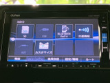 オーディオ画面にはSDやUSB、Bluetoothなどの項目が並び、使いたい音源を選びやすい構成です。交通情報の選択肢もあり、日々の移動をサポートする装備がそろいます。