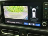 後方映像に加えて車両周囲の表示もあり、駐車時に位置関係を確認する助けになります。画面上のガイドを目安にできるため、狭い場所での後退や駐車をサポートします。