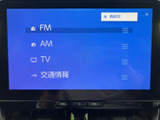 FM・AM・テレビ・交通情報の項目が画面に並び、選びたいメニューを視認しやすい表示です。音声や情報を切り替えながら、日常の移動に合わせて活用できます。