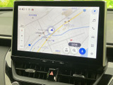 現在地周辺の道路や施設名が画面に表示され、目的地検索や地図の拡大縮小にも対応するメニューを備えています。お出かけ先の確認やルート設定に役立つ装備です。