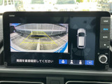 後方の映像と車両周辺の表示を画面上で確認でき、駐車時の周囲確認をサポートします。ガイド表示も備わり、車庫入れや駐車スペースへの進入時に役立つ装備です。