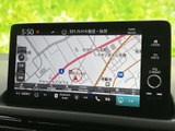道路や周辺施設が画面上に表示され、目的地までのルート確認に活用できます。地図を見ながら行き先を把握しやすく、慣れない場所へのお出かけでも心強い装備です。