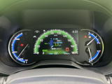 速度や燃料残量などの情報がメーター内にまとまり、運転中も必要な表示を確認しやすい配置です。中央のディスプレイにも情報が表示され、状態を把握しながら運転できます。