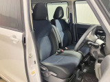 【運転席・助手席転席】運転席の足もともゆったりで長距離ドライブでも快適に★