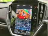 テレビ番組を画面で視聴できる装備です。停車中の待ち時間などに映像を楽しめるため、車内で過ごす時間を有効に使いたい方にもおすすめです。操作画面も備わり、選局などを行えます。
