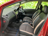 座面と背もたれにゆとりを持たせた前席で、運転席・助手席とも落ち着いて座れる空間です。足元にはマットが備わり、乗り降りや日常使いの際にも過ごしやすい印象です。