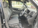 前席はシートの形状や座面が確認でき、運転席まわりも見渡しやすい配置です。乗り降りの際の動線や足元の広さなど、実際の座り心地も店頭でお確かめください。