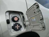 充電ポートリッドを開けると上側が普通充電ポート、下側が急速充電ポートになります。