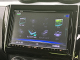 FM/AMやテレビ、ディスクなど複数のメニューが画面上に並び、音楽や情報の選択肢を確認しやすい構成です。日常の移動に合わせて使い分けられる装備として、車内での過ごし方を広げてくれます。