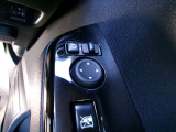 電動格納式ミラーなので、対向車などとのすれ違い時にも便利です。また、ドアロック連動で自動格納します。