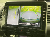 後方や車両周辺の映像を画面で確認でき、駐車時の安全確認に役立ちます。ガイド表示もあり、周囲の状況を見ながら操作しやすい装備です。駐車が苦手な方にも心強い機能です。
