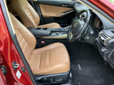 前席は視界が広く、運転席から前方や周囲を確認しやすいレイアウトです。ベージュ系のシートが車内に明るさを添え、足元にもゆとりが感じられるため、毎日の移動も快適にお過ごしいただけます。