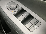 ドアミラーや窓の操作スイッチがまとまり、運転席から必要な機能を選びやすい配置です。ボタンの形や表示を見分けやすく、乗車中の日常的な操作をスムーズに行えます。