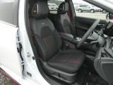 高級感のある上質なNISMO専用シートです。前席にはシートヒーターが付いています。また運転席はパワーシートになります。