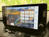 停車中にテレビや映像を視聴でき、休憩時間などにも活用いただけます。画面上には操作メニューがまとまり、音楽などの項目にも切り替えられるため、停車時の時間を快適に過ごせます。