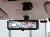 スマートルームミラー、後方がカメラの映像で見れるので視界くっきり、車内に障害物があっても関係ありません。普通のバックミラーとも切りかえが出来ます。