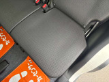 軽自動車の後部座席も足元スペース広々としていてシートの座り心地も良く快適にくつろげます♪