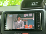 テレビ番組を画面で楽しめる装備です。目的地に着いて停車している間の待ち時間などに、映像を視聴して過ごせます。画面表示も見やすく、気分転換にも便利にお使いいただけます。
