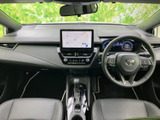中央の画面でナビやオーディオを確認でき、運転席から手が届きやすい位置にまとまっています。前席から画面を見渡しやすく、日々の移動をサポートします。