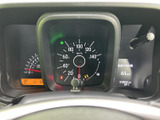 速度計を中心に各メーターが見やすくまとまり、運転中に必要な情報を確認しやすい配置です。右側には航続可能距離などの表示もあり、日々の運転をサポートします。