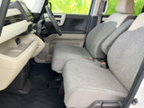明るい色のダッシュボードとグレーのシートが調和し、車内をすっきりとした印象にまとめています。前席は座面にゆとりがあり、乗り降りもしやすい開放的な空間です。