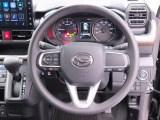 センターメーターで視界良好な運転席廻りです。運転時の視線移動が少なくて済むので安全性にも一役買ってくれますね。ぜひ一度ご覧になってください。見易さが違いますよ。