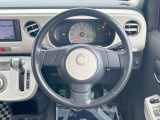 インテリアに合わせたデザインのステアリングは、運転される方のことも考え、運転しやすい形状、大きさです。是非一度、実際に触ってお確かめください。