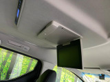 【フリップダウンモニター】大画面モニターで後席でもエンタメをお楽しみいただけます。小さなお子様にも大人気の装備です♪
