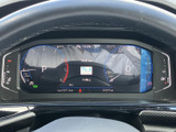中央の表示と左右の計器がまとまり、運転中に必要な情報をひと目で確認しやすい構成です。文字や目盛りも見分けやすく、視線移動を抑えます。