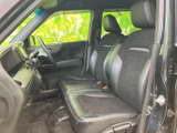 前席は身体を預けやすい形状で、運転席と助手席の間にもゆとりを感じる配置です。足元まで見渡しやすく、乗り降りから着座後まで、日々の移動を快適に支えてくれます。