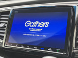 大きく見やすい画面を備え、ナビやオーディオの情報をまとめて確認できます。画面下には音量やメニューなどの表示があり、目的の項目を探しやすい配置です。車内での移動時間を便利にサポートします。