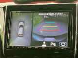 後方の映像に加えて車両周辺を俯瞰する表示があり、駐車時の位置確認をサポートします。画面上の目安線も参考にしながら、周囲を直接確認して操作できる便利な装備です。
