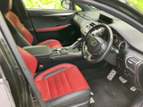 赤と黒の配色が目を引く前席は、運転席と助手席それぞれにゆったり座れる空間です。視界を遮りにくい開放感があり、乗り降りの際も室内を確認しやすいです。
