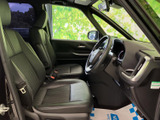 座面と背もたれにゆとりを感じる運転席まわりで、前方や左右の確認もしやすい見晴らしです。落ち着いた色合いの室内は清潔感があり、毎日の移動も快適に過ごせます。