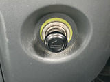 電源ソケットが手の届きやすい場所に備わり、対応する機器を使う際に便利な配置です。運転席まわりで位置を把握しやすく、日々の車内利用に役立つ装備です。