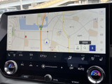 地図を大きく表示でき、現在地や周辺の道路を確認しやすい画面です。画面下には空調などの項目も並び、移動中に必要な情報や操作項目をまとめて確認できます。