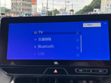 テレビや交通情報、Bluetooth、USBなどの音源・情報メニューが一覧で表示されます。利用したい項目を画面で確認して選べるため、通勤や買い物など日々の移動に合わせて使い分けできます。