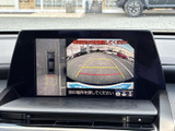 車両後方の映像と俯瞰表示を画面で確認でき、駐車時の周囲確認をサポートします。ガイドラインも表示されるため、車庫入れや狭い場所での取り回しに便利です。