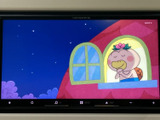 画面にはテレビ番組が表示され、停車中に映像やテレビを視聴できます。見やすい大きさのディスプレイで、待ち時間など車を停めている際の過ごし方のひとつとして活用いただけます。
