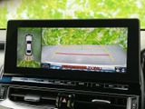 車両後方の映像と上方からの車両表示を切り替えて確認できる画面です。目安となるガイド線も表示され、駐車時に周囲との距離を把握する際に役立ちます。