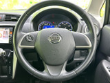握りやすい形状で、運転席に座ったまま前方を見ながら操作できます。中央にエアバッグを備え、手元にはスイッチ類も配置。日常の運転を支える装備です。