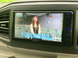テレビ番組を画面で視聴できる装備です。停車中の休憩時間などに映像を楽しめるため、車内で過ごすひとときにも活用できます。利用時は安全に配慮し、停車してからご視聴ください。