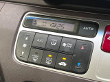 【オートエアコン】一度お好みの温度に設定すれば、車内の温度を検知し風量や温度を自動で調整。暑い&hellip;寒い&hellip;と何度もスイッチ操作をする必要はありません。快適な車内空間には必須の機能ですね♪