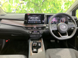 前席からフロントガラス越しに広がる視界が確保され、運転席と助手席が並ぶ室内はすっきりとした印象です。座席や足元にもゆとりを感じられ、毎日の移動を快適に過ごせそうです。