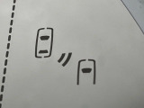 【ブラインドスポットモニター】走行中、ドアミラーの死角になりやすい箇所に後続車が接近するとサイドミラーのレンズに警告を表示!ドライバーに注意喚起をしてくれます。