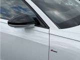 ミラーや、エンブレムは黒で統一されております。引き締まって魅せるブラックスタイリングPKG仕様となっております。