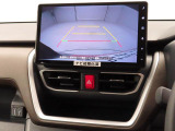 【バックモニター】駐車時に後方がリアルタイム映像で確認できます。大型商業施設や立体駐車場での駐車時や、夜間のバック時に大活躍!運転スキルに関わらず、今や必須となった装備のひとつです!