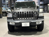 Jeep伝統の7スロットグリルになります。